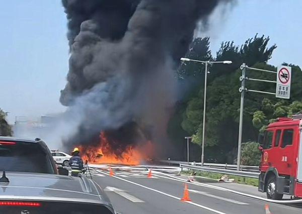 最新高速货车着火，探索自然美景之旅遭遇意外危机